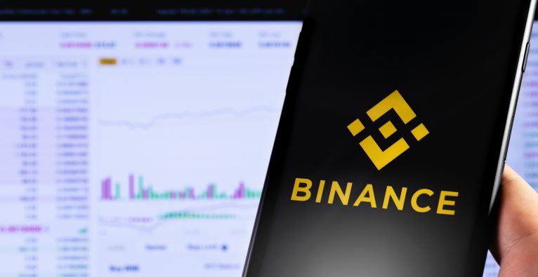 Binance reduziert Abhebungslimits und stellt ein Tool zur Steuermeldung vor